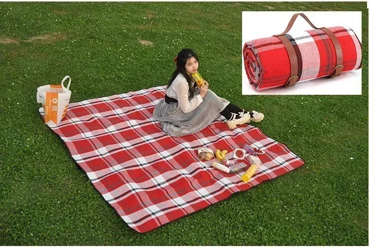 200x200cm Foldable Strawberry Picnic Blanket Waterproof Outdoor Mat with Leather Handle for Beach Camping Travel